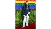 Michael Urie memakai jas berwarna hijau tua yang dipadukan dengan celana panjang putih. Dia memakai rancangan Joseph Abboud untuk Reem Acra. (Dimitrios Kambouris/Getty Images for Tony Awards Productions/AFP)