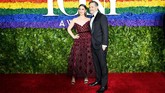 Sara Bareilles memilih menggunakan gaun merah strapless rancangan Khaite. (Dimitrios Kambouris/Getty Images for Tony Awards Productions/AFP)