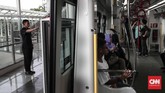 Uji coba LRT ini akan berlangsung tiap hari mulai pukul 05.30 WIB dan berakhir pukul 23.00 WIB. Selang waktu antar kereta (headway) berkisar 10 menit. (CNNIndonesia/Safir Makki)