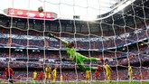 Meski terus menekan, namun timnas Spanyol harus puas dengan skor imbang tanpa gol di babak pertama. (REUTERS/Juan Medina)