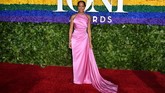 Aktris Regina King memilih gaun halter neck berwarna pink. Gaun ini merupakan gaun kustom dari Prada. (Photo by Angela Weiss / AFP)
