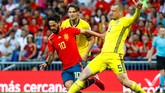 Isco dan kawan-kawan mendapatkan perlawanan sengit dari Swedia sejak laga dimulai. (REUTERS/Juan Medina)