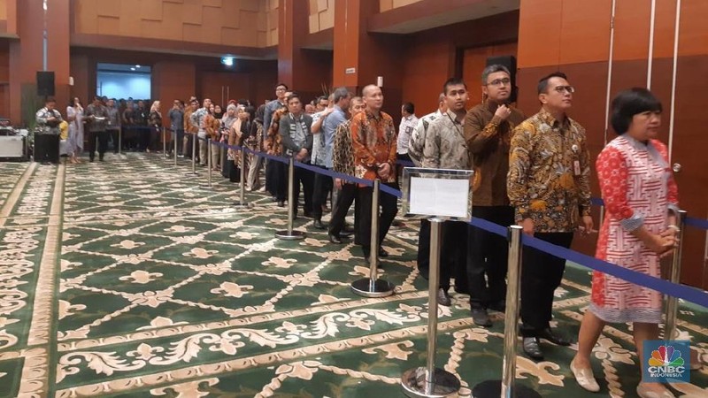 Pegawai Kementerian Keuangan mengantre untuk bersilahturahmi dengan Menteri Keuangan