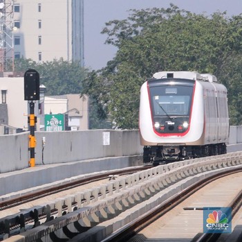 Mengintip Antusiasme Warga Menjajal LRT Jakarta