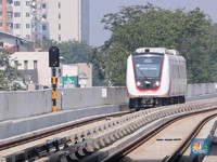 Mengintip Antusiasme Warga Menjajal LRT Jakarta