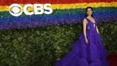 Lucy Liu memilih gaun ungu bertumpuk berbahan tulle yang seksi. Gaun ini merupakan rancangan desainer Christian Siriano. (REUTERS/Andrew Kelly)