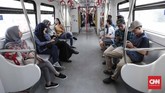 Uji coba LRT ini bukan yang pertama kali digelar oleh manajemen, tapi yang ketiga. Yang pertama digelar terbatas untuk pegawai PT Jakpro, sementara yang kedua untuk publik. (CNNIndonesia/Safir Makki)