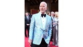 Ryan Murphy tak mau kalah dengan para perempuan. Murphy memilih memakai tuxedo biru muda yang dipadukan dengan celana panjang hitam dan bowtie. (Jenny Anderson/Getty Images for Tony Awards Productions/AFP)