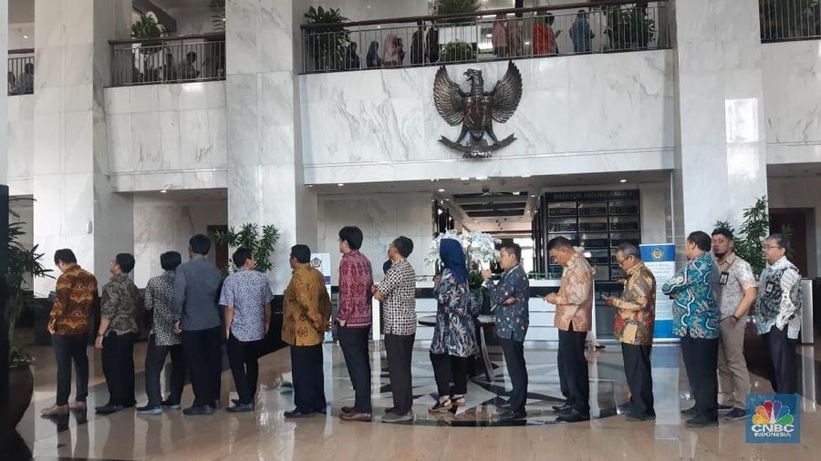Pegawai Kementerian Keuangan mengantre untuk bersilahturahmi dengan Menteri Keuangan