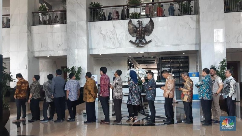 Pegawai Kementerian Keuangan mengantre untuk bersilahturahmi dengan Menteri Keuangan