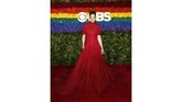 Ruth Wilson di red carpet Tony Awards 219 memilih memakai gaun merah panjang yang tertutup rancangan Brandon Maxwell (Reuters/Andrew Kelly).