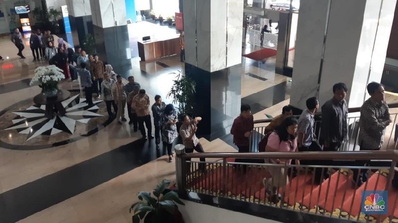 Pegawai Kementerian Keuangan mengantre untuk bersilahturahmi dengan Menteri Keuangan