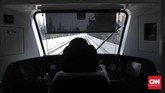 Rute LRT Jakarta sendiri terbentang sejauh 5,8 kilometer dari kawasan Rawamangun hingga Kelapa Gading. Tiket LRT Jakarta dihargai Rp 5.000 yang berlaku flat. (CNNIndonesia/Safir Makki)