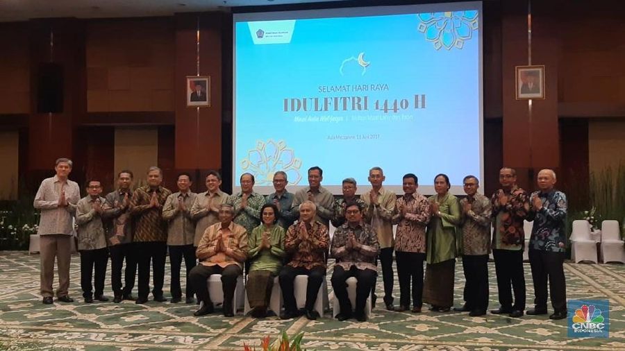 Pegawai Kementerian Keuangan mengantre untuk bersilahturahmi dengan Menteri Keuangan