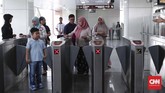 Ada beberapa tata cara yang mesti diikuti masyarakat bila berminat menjajal LRT. Pertama-tama, mesti mendaftar dengan mengisi data diri di situs LRT. (CNNIndonesia/Safir Makki)
