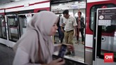 Kapasitas LRT sendiri 135 penumpang per-gerbong dan berkecepatan rata-rata 20-40 kilometer per-jam. (CNNIndonesia/Safir Makki)