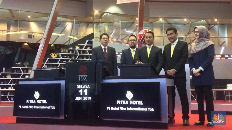 Pencatatan Perdana Saham PT Hotel Fitra International Tbk (FITT) di Main Hall BEI.  (վ/Syahrizal Sidik)