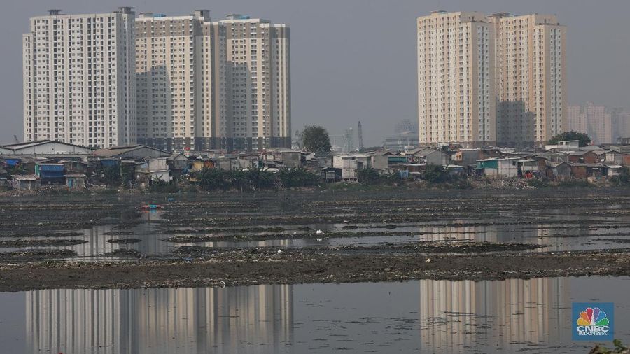 Pemandangan aerial Waduk Pluit Jakarta yang mengalami pendangkalan di Kawasan Pluit Jakarta Utara, Selasa (11/6). Pantauan CNBC Indonesia sejumlah unit esvakator melakukan pengepokan sedimen di kawasan Waduk Pluit.  Sepertiga luas Waduk Pluit, Jakarta Utara, mengalami pendangkalan. Mengutip Detik.com perlu diketahui pula, Waduk Pluit merupakan waduk pengendali banjir utama untuk mengatasi banjir di DKI Jakarta, seluas 80 hektar, dengan dam catchment area 2.400 hektare.  (CNBC Indonesia/Muhammad Sabki)