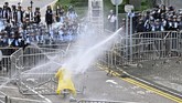 Menjelang sore, regu antihuru-hara kepolisian Hong Kong melepaskan gas air mata untuk membubarkan massa demonstran. (Photo by Anthony WALLACE / AFP)