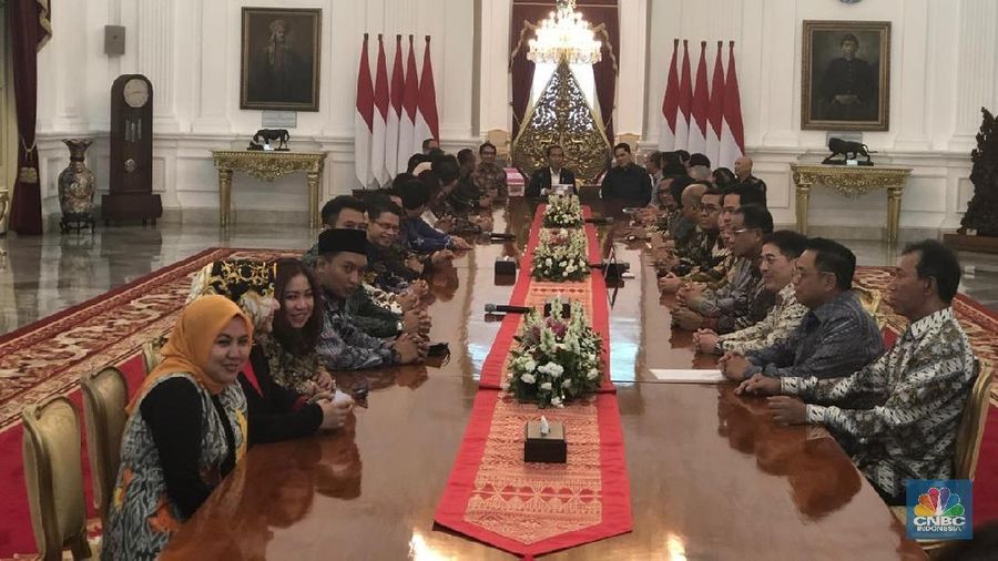 Jokowi ditemani oleh Staf Presiden Teten Masduki, Ahmad Erani Yustika, Ari Dwipayana, dan Ketua Tim Kampanye Nasional (TKN), Erick Thohir.