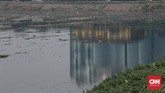 Menurut Anies, air yang berkurang di Waduk Pluit akibat pengerukan itu justru menjadi tanda bahwa Waduk Pluit sedang dipelihara, bukan ditelantarkan. (CNN Indonesia/Andry Novelino)