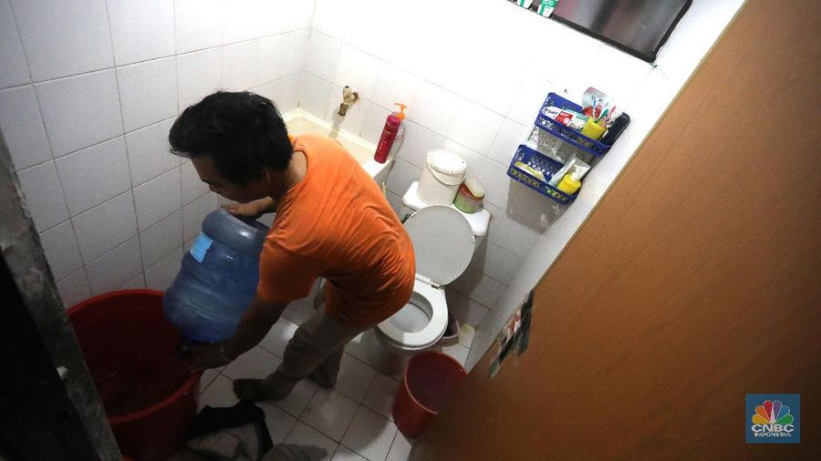 Pedagang air galon membawa galon yang sudah diisi penuh untuk dijual ke warga apartemen di Kawasan Pluit, Jakarta, Rabu (12/6). Banyak penghuni apartemen di kawasan tersebut menggunakan air galon isi ulang untuk mandi. Mumun seorang pembantu rumah tangga mengatakan majiakannya bisa menkonsumsi air galon sehari 4-5 galon untuk mandi dan cuci piring. Harga galon isi ulang ia beli seharga Rp 3500 yang berasal dari air pam, Rp 7000 untuk galon isi ulang untuk galon asli Rp.20.000. Banyak penghuni apartmen menggunakan air galon karena air yang mereka tempati kadang bau dan kotor. (CNBC Indonesia/Muhammad Sabki)