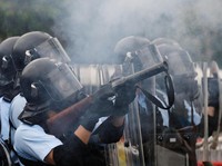 Hong Kong Ricuh, Polisi Tembakkan Peluru Karet & Gas Air Mata
