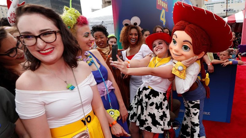 Para penggemar terlihat antusias dalam acara Premiere Toy Story 4 (11/05/2019) dengan menggunakan kostum sesuai karakter favorit mereka