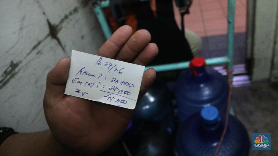 Banyak penghuni apartemen ini menggunakan air galon isi ulang untuk mandi dan aktivitas lainnya