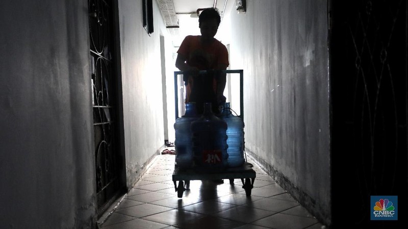 Banyak penghuni apartemen ini menggunakan air galon isi ulang untuk mandi dan aktivitas lainnya