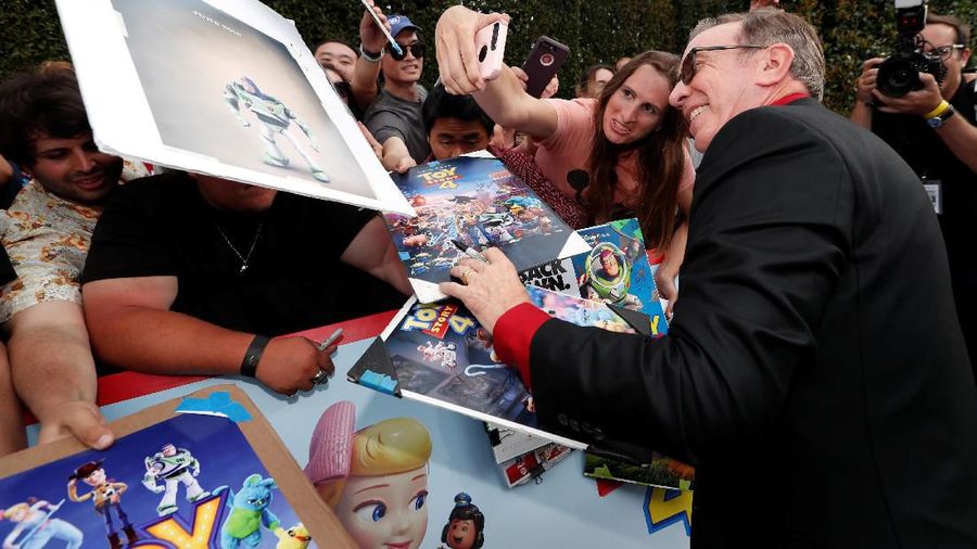 Para penggemar terlihat antusias dalam acara Premiere Toy Story 4 (11/05/2019) dengan menggunakan kostum sesuai karakter favorit mereka