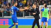 Roberto Mancini puas dengan semangat juang yang ditunjukkan oleh para pemain Italia. (REUTERS/Massimo Pinca)