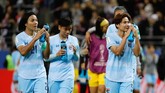 Sejumlah pemain timnas Thailand tak bisa menahan kesedihan karena kalah telak dari Amerika Serikat di laga perdana Piala Dunia Wanita 2019. (Photo by Thomas SAMSON / AFP)