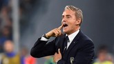 Tertinggal 0-1, Roberto Mancini mengaku mendorong timnya tampil lebih agresif di babak kedua meski berisiko terkena serangan balik. (REUTERS/Massimo Pinca)