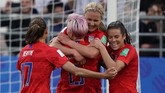 Perayaan gol Lindsay Horan bersama teman-temannya. Amerika Serikat unggul 3-0 di babak pertama. (Photo by Lionel BONAVENTURE / AFP)