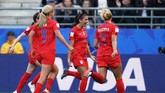 Alex Morgan membuka pesta gol Amerika Serikat lewat gol di menit ke-11. (Photo by Lionel BONAVENTURE / AFP)