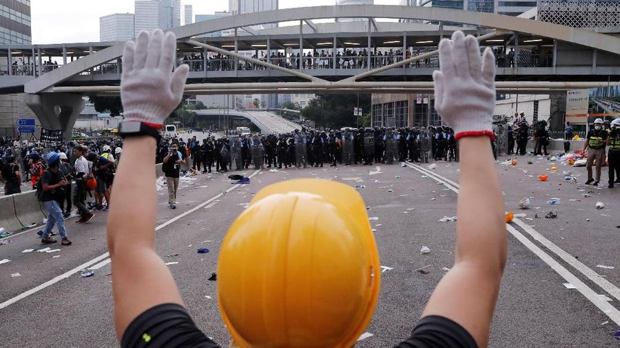 Pembahasan Rancangan Undang-Undang (RUU) kontroversial yang memungkinkan ekstradisi pelaku kriminal di Hong Kong ke China telah ditunda.