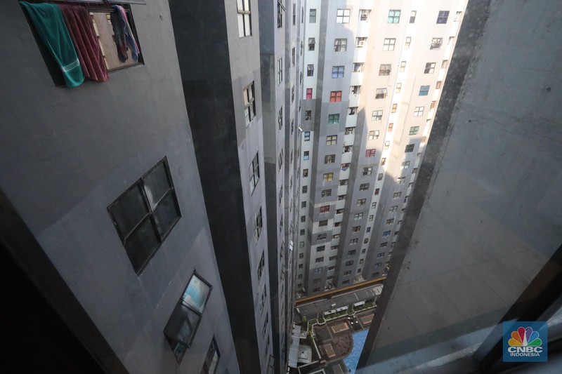 Pedagang air galon membawa galon yang sudah diisi penuh untuk dijual ke warga apartemen di Kawasan Pluit, Jakarta, Rabu (12/6). Banyak penghuni apartemen di kawasan tersebut menggunakan air galon isi ulang untuk mandi. Mumun seorang pembantu rumah tangga mengatakan majiakannya bisa menkonsumsi air galon sehari 4-5 galon untuk mandi dan cuci piring. Harga galon isi ulang ia beli seharga Rp 3500 yang berasal dari air pam, Rp 7000 untuk galon isi ulang untuk galon asli Rp.20.000. Banyak penghuni apartmen menggunakan air galon karena air yang mereka tempati kadang bau dan kotor. (CNBC Indonesia/Muhammad Sabki)