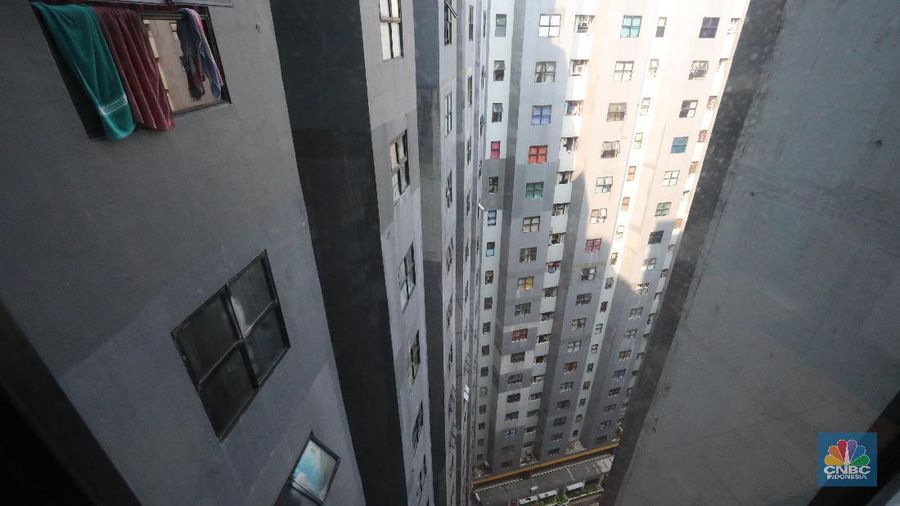 Pedagang air galon membawa galon yang sudah diisi penuh untuk dijual ke warga apartemen di Kawasan Pluit, Jakarta, Rabu (12/6). Banyak penghuni apartemen di kawasan tersebut menggunakan air galon isi ulang untuk mandi. Mumun seorang pembantu rumah tangga mengatakan majiakannya bisa menkonsumsi air galon sehari 4-5 galon untuk mandi dan cuci piring. Harga galon isi ulang ia beli seharga Rp 3500 yang berasal dari air pam, Rp 7000 untuk galon isi ulang untuk galon asli Rp.20.000. Banyak penghuni apartmen menggunakan air galon karena air yang mereka tempati kadang bau dan kotor. (CNBC Indonesia/Muhammad Sabki)