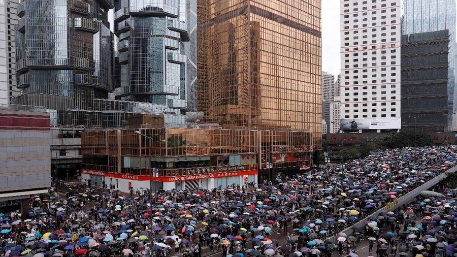 Aksi menolak pembahasan Rancangan Undang-Undang Ekstradisi yang mulanya berjalan damai kini berubah menjadi ricuh.