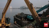 Menanggapi ramainya pembahasan Waduk Pluit di media sosial, Gubernur DKI Anies Baswedan mengatakan pendangkalan dipengaruhi oleh pengerukan yang dilakukan sejak April lalu. (CNN Indonesia/Andry Novelino)