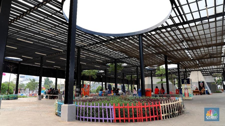 Aktifitas warga bermain di RTH Kalijodo, Jakarta, Kamis (13/6). Sempat dikabarkan tidak terawat pada 2018, kondisi ruang terbuka hijau (RTH) dan RPTRA Kalijodo sekarang sudah mulai teratur. Pantauan CNBC Indonesia di lokasi, tidak tampak ada kerusakan dari sarana ataupun area di sekitar RTH dan RPTRA. Taman-taman terlihat terawat dan bersih. Arena skateboard yang rusak dan memiliki lubang-lubang pun terlihat sudah ditambal oleh petugas RTH. Sore ini juga tampak keramaian dari warga yang sedang melakukan kegiatan mereka di sana. (CNBC Indonesia/Muhammad Sabki)