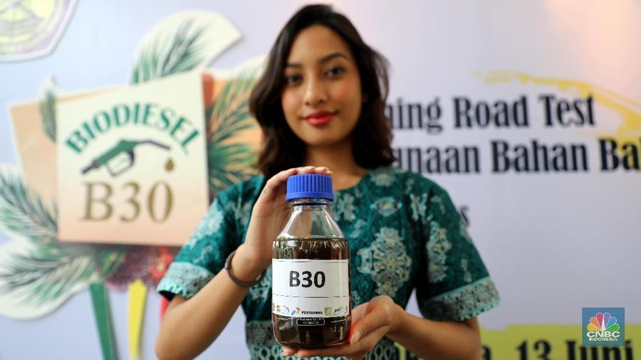 Menteri ESDM Ignasius Jonan melepas road test B30 di gedung KESDM, Jakarta, Kamis (13/6). B30 akan menggantikan pemakaian BBM impor sebesar 55 juta barel. B30 akan menggantikan pemakaian BBM impor sebesar 55 juta barel. Menteri ESDM Ignasius Jonan didampingi Wakil Menteri ESDM Arcandra Tahar, me-launching Road Test Penggunaan Bahan Bakar B30 (campuran biodiesel 30% pada bahan bakar solar) pada kendaraan bermesin diesel. Launching Road Test B30 ditandai dengan pelepasan keberangkatan 3 unit truk dan 8 unit kendaraan penumpang berbahan bakar B30 yang masing-masing akan menempuh jarak 40 ribu dan 50 ribu kilometer. (CNBC Indonesia/Muhammad Sabki)