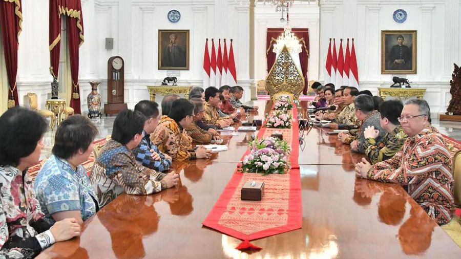 Para pengusaha di bawah Kadin, Apindo, Hipmi kembali merapat ke Istana, bertemu Presiden Jokowi, isu yang dibahas soal revisi UU ketenagakerjaan.