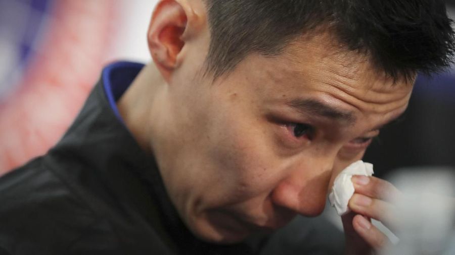 Mantan pemain bulu tangkis nomor satu dunia, Lee Chong Wei, mengumumkan akan pensiun dari kancah badminton profesional setelah 19 tahun berkarir.