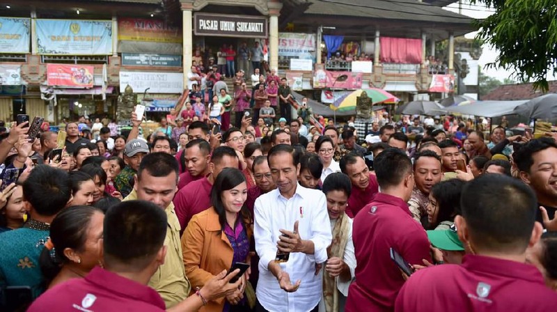 Menurut Kepala Negara, anggaran yang digunakan untuk revitalisasi Pasar Sukawati berasal dari APBN sebesar Rp89 miliar dan dari APBD sebesar Rp3,9 miliar.