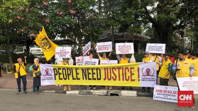 Puluhan Orang Mulai Berkumpul Di Sekitar Patung Kuda