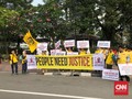 Puluhan Orang Mulai Berkumpul Di Sekitar Patung Kuda