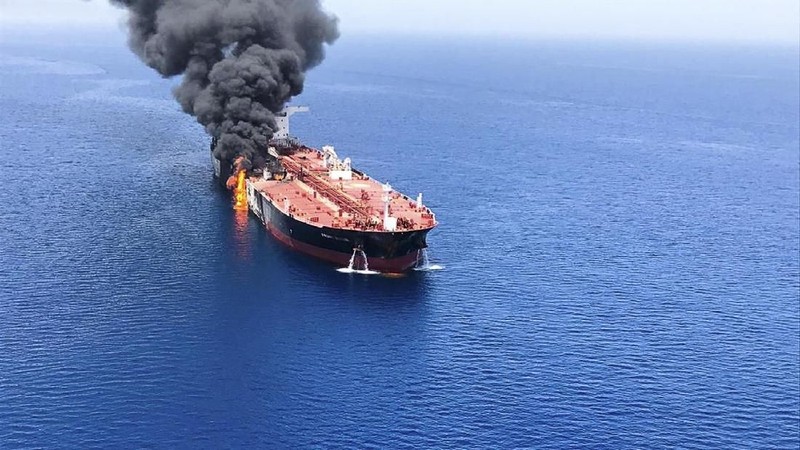 Dua kapal tanker minyak mengalami kerusakan yang cukup berat setelah mengalami ledakan ketika berlayar di dekat Selat Hormuz.