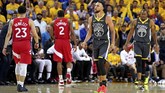 Bintang Golden State Warriors, Stephen Curry, seolah berjuang sendirian di paruh kedua gim keenam final NBA 2019 melawan Toronto Raptors karena cedera yang dialami Klay Thompson maupun Kevin Durant. Curry hanya mengemas 21 poin dan tujuh assist. (Kyle Terada-USA TODAY Sports via Reuters)